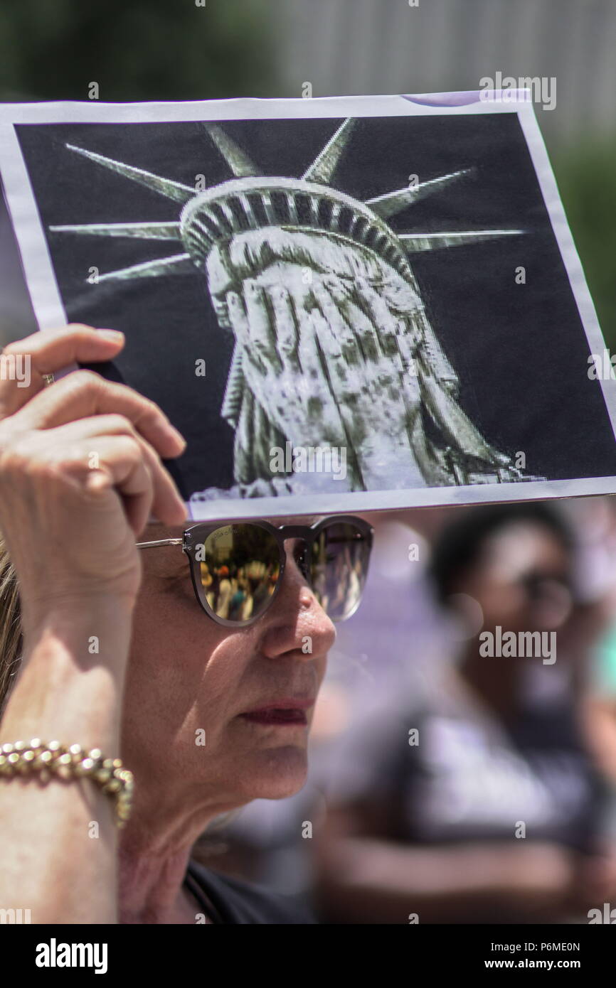 Austin, Texas, USA. 30. Juni, 2018. Texas Protest gegen eine halten Familien zusammen. Die Demonstranten überschwemmt mehr als 700 Märsche, aus Migrantenfamilien - freundliche Städte wie New York und Los Angeles zu konservativen Appalachia und Wyoming. Credit: Sandra Dahdah/ZUMA Draht/Alamy leben Nachrichten Stockfoto