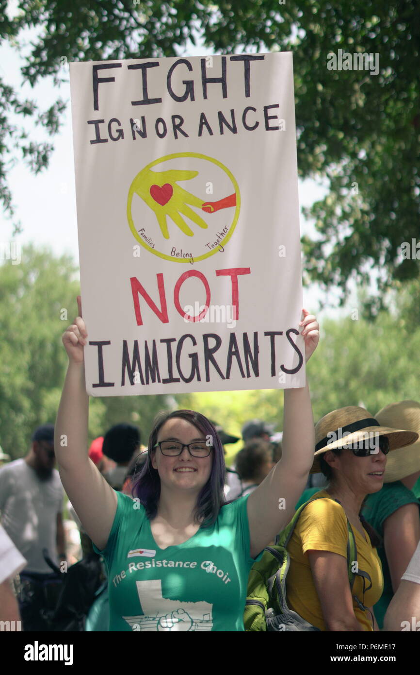 Austin, Texas, USA. 30. Juni, 2018. Texas Protest gegen eine halten Familien zusammen. Die Demonstranten überschwemmt mehr als 700 Märsche, aus Migrantenfamilien - freundliche Städte wie New York und Los Angeles zu konservativen Appalachia und Wyoming. Credit: Sandra Dahdah/ZUMA Draht/Alamy leben Nachrichten Stockfoto