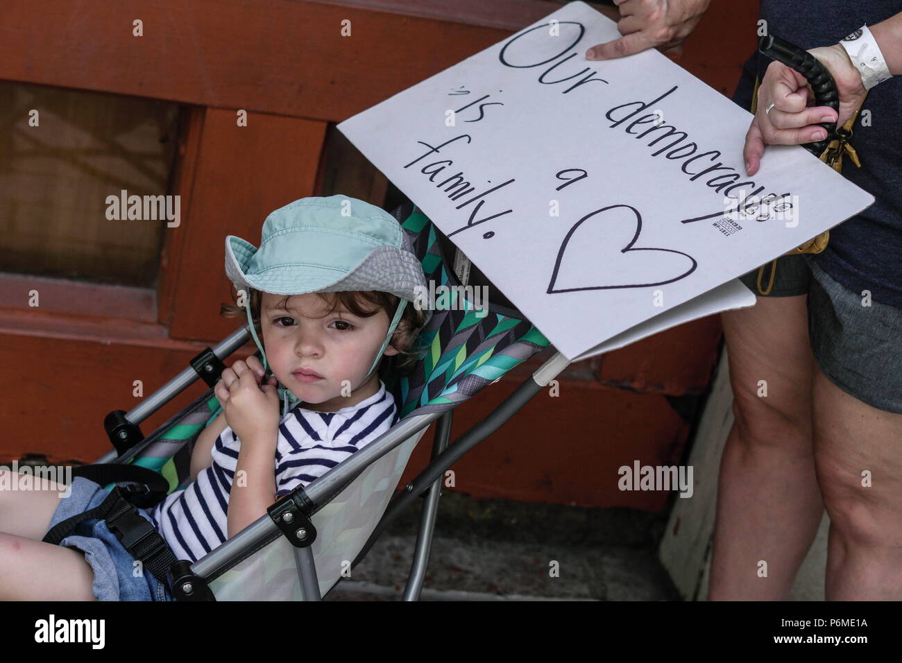 Austin, Texas, USA. 30. Juni, 2018. Texas Protest gegen eine halten Familien zusammen. Die Demonstranten überschwemmt mehr als 700 Märsche, aus Migrantenfamilien - freundliche Städte wie New York und Los Angeles zu konservativen Appalachia und Wyoming. Credit: Sandra Dahdah/ZUMA Draht/Alamy leben Nachrichten Stockfoto