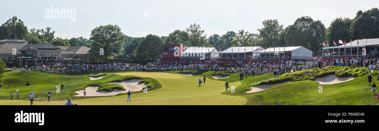 Potomac, MD, USA. 1. Juli 2018. Drei foto Panorama von Tiger Woods (USA), während er zu dem achtzehnten Grün während der Endrunde, die am Quicken 2018 Darlehen Nationalen am Turnier Spieler Verein in Potomac, MD. Die größten Massen der vier Tag Turnier war an der Seite von Tiger in der Nähe von 100 Grad. Credit: Cal Sport Media/Alamy leben Nachrichten Stockfoto