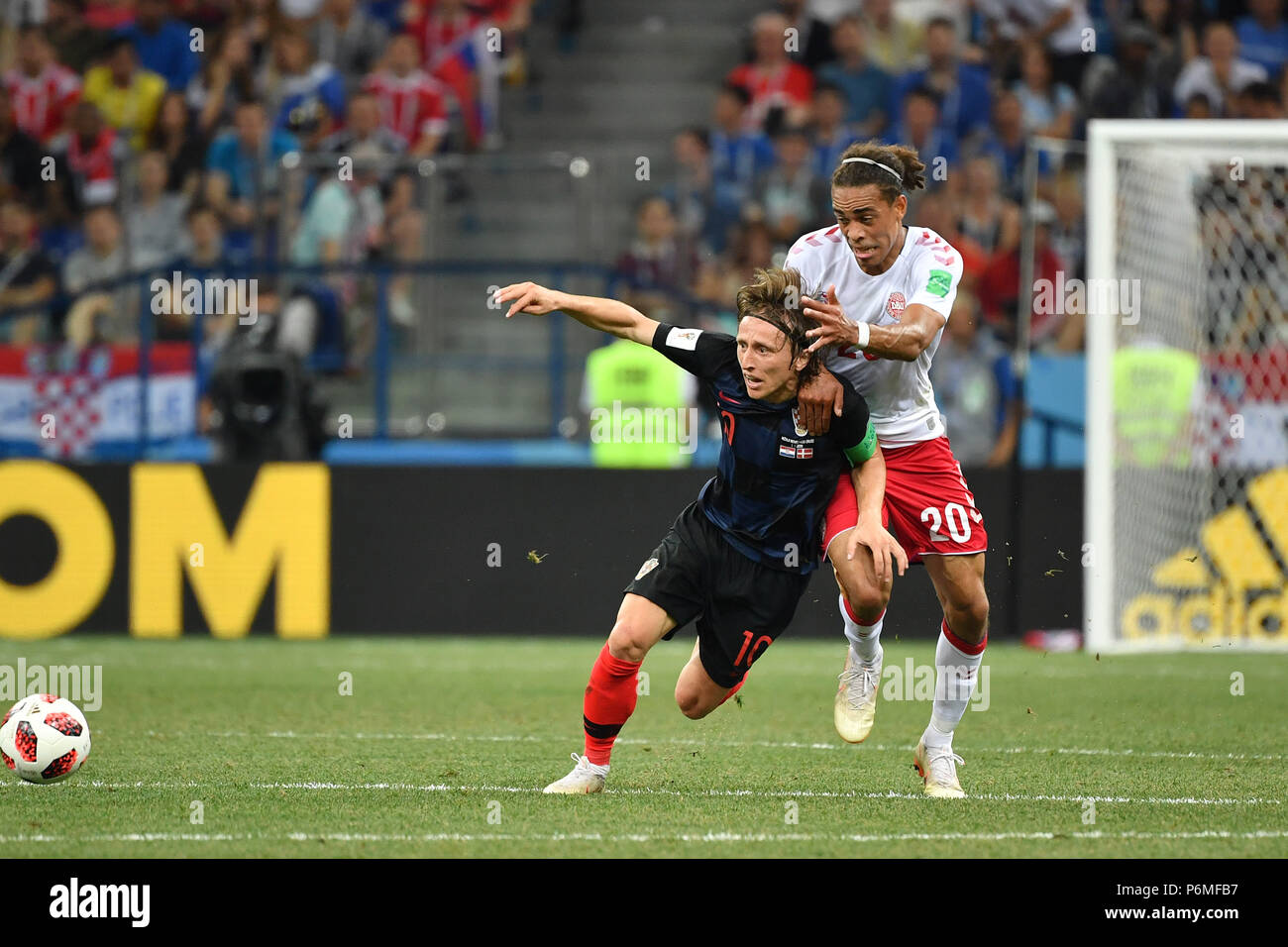 Yussuf Yurary Poulsen (DEN), Aktion, Duelle gegen Luka Modric (CRO). Kroatien (CRO) Dänemark (DEN) 4-3 iE Eighth-Finals, Runden von 16, 52, May 1, 1818 in Nizhny Novgorod, Nishnij Nowgorod Stadion. Fußball-WM 2018 in Russland vom 14.06. - 15.07.2018. | Verwendung weltweit Stockfoto