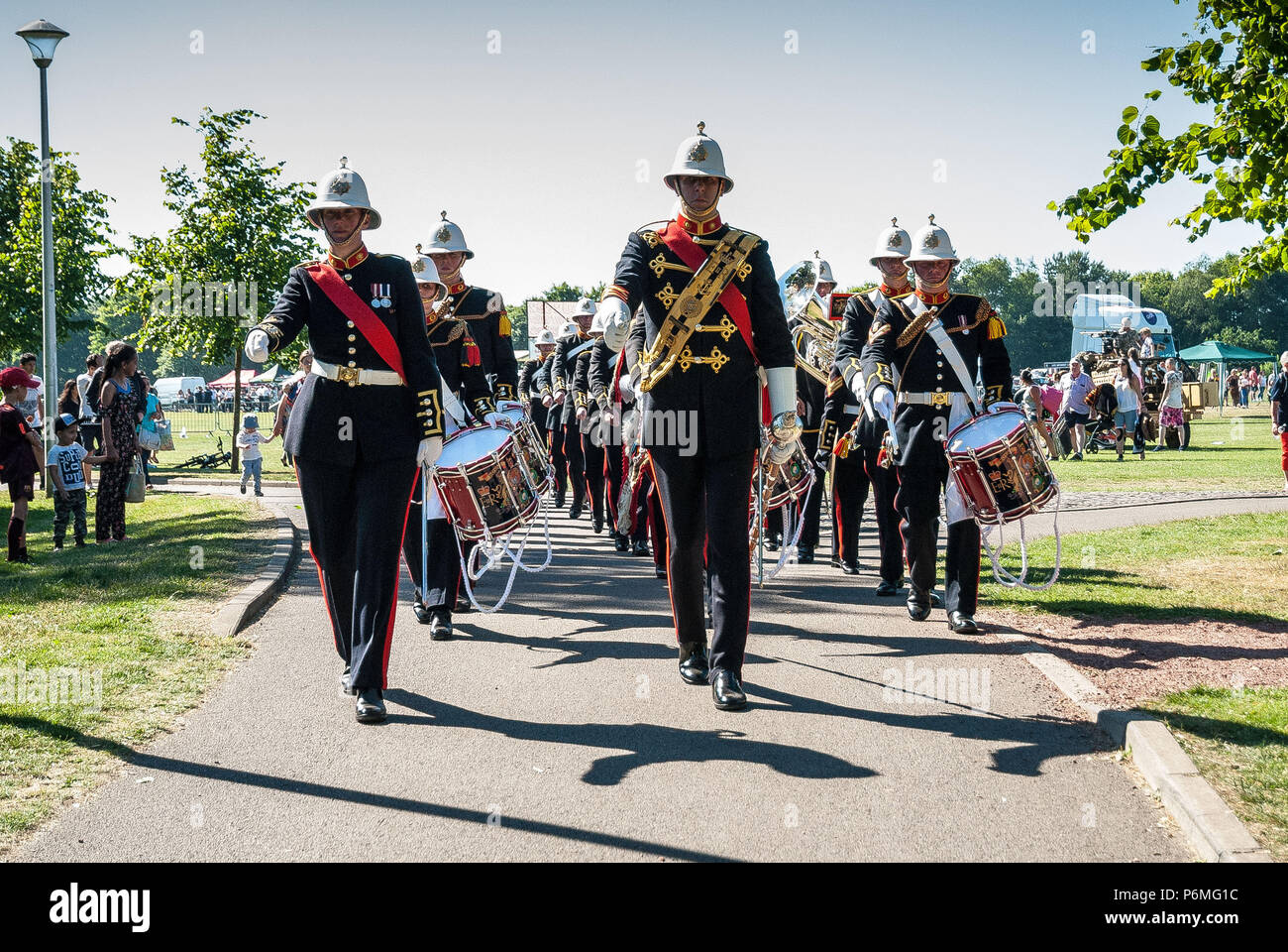 Stirling, Stirlingshire, Großbritannien. 30. Juni, 2018. Schlagen der Rückzug von HM Royal Marines, die den Tag abgeschlossen und brachte die Veranstaltung zu Ende. Stirling zeigt seine Unterstützung der britischen Streitkräfte im Rahmen der britischen Streitkräfte. Der Tag begann mit einer Parade durch Port Straße und endete im Kings Park. Eine kleine Anti-kriegs-Protest in Teil außerhalb dieser war klein und friedlich. Der Tag war mit Veranstaltungen, Displays, Demonstrationen und Aktionen für die Kinder wie Kletterwände und Hüpfburgen gefüllt. Credit: Stewart Kirby/SOPA Images/ZUMA Draht/Alamy leben Nachrichten Stockfoto