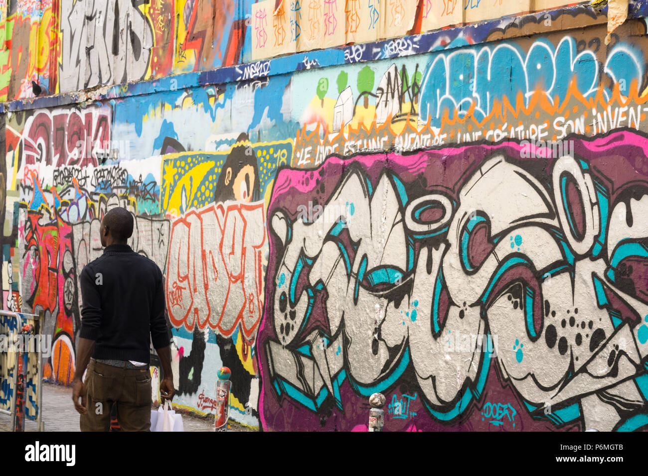 Paris Graffiti - Graffiti bedeckt Wand auf der Rue Dénoyez in Belleville Viertel in Paris, Frankreich, Europa. Stockfoto
