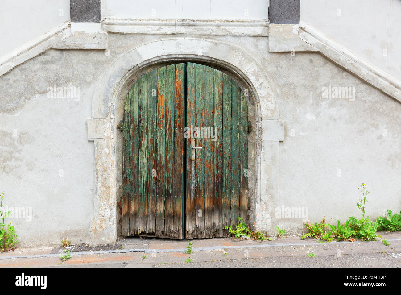 Verwitterte Tür an einem alten Haus in Linz am Rhein, Deutschland Stockfoto