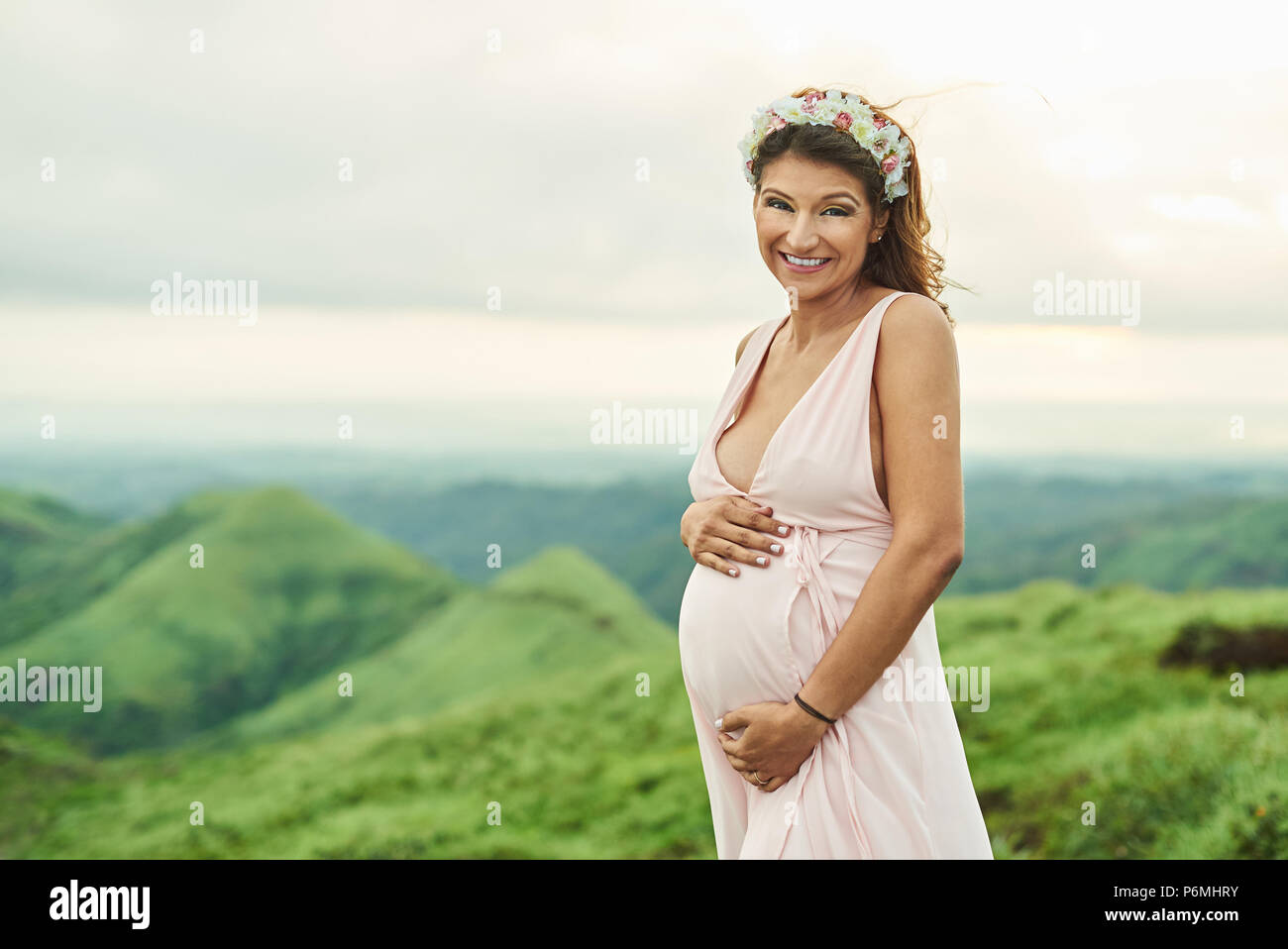 Asiatische schwangere Frau auf natürlichen, grünen Hintergrund Stockfoto