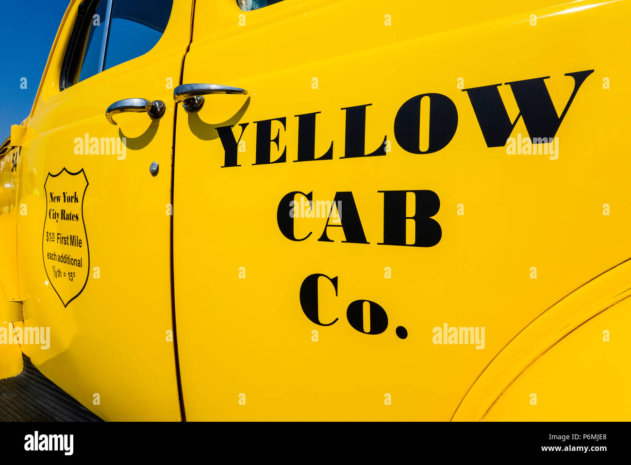 New York Yellow Cab Co. Oldtimer Taxistand. Klassischer Taxiwagen zu historischen Preisen. Hellgelb Stockfoto