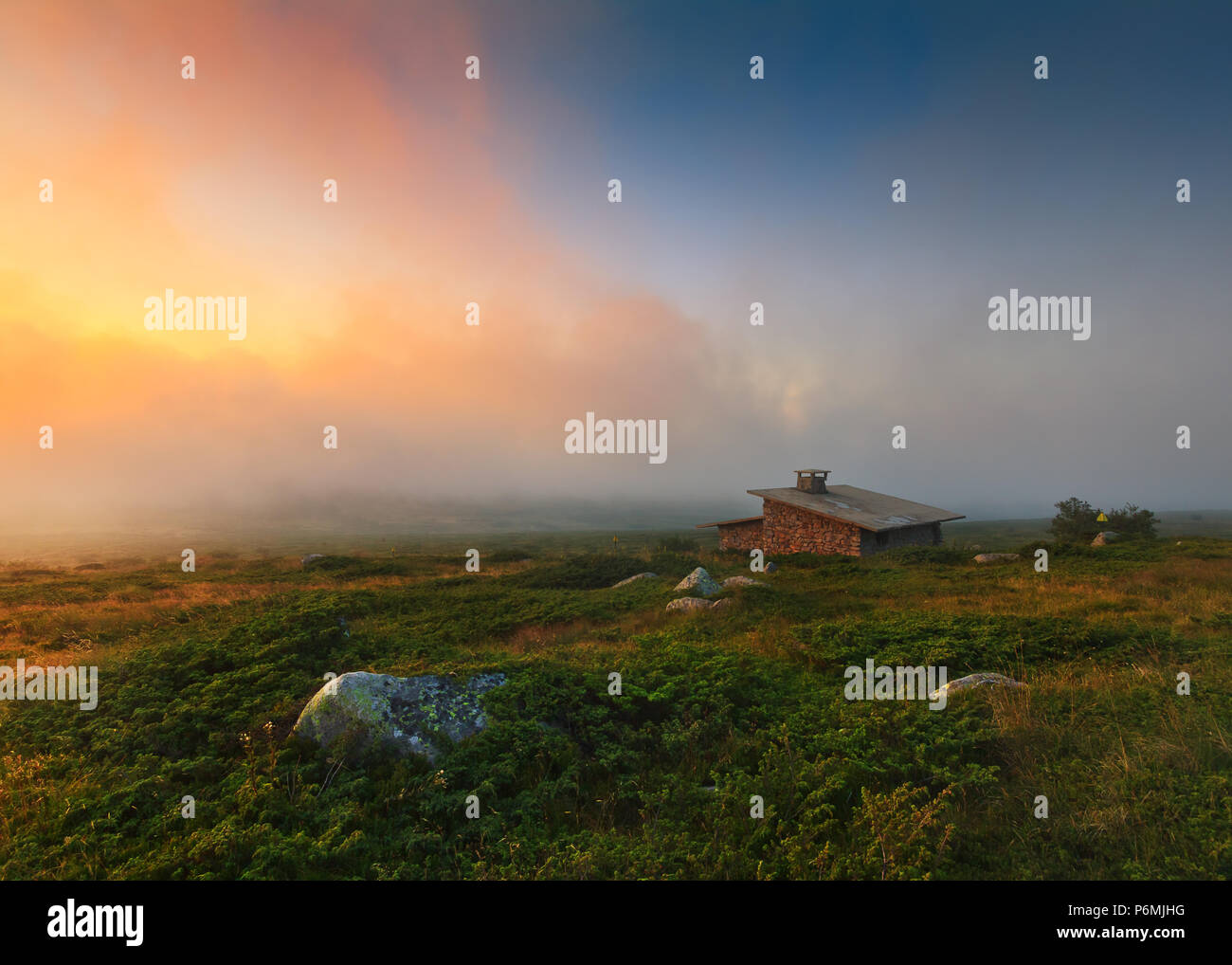 Schönen alpinen Berglandschaft mit dramatischen Himmel und alte steinerne Hütte. Vitosha Plateau in der Nähe von Sofia, Bulgarien. Stockfoto