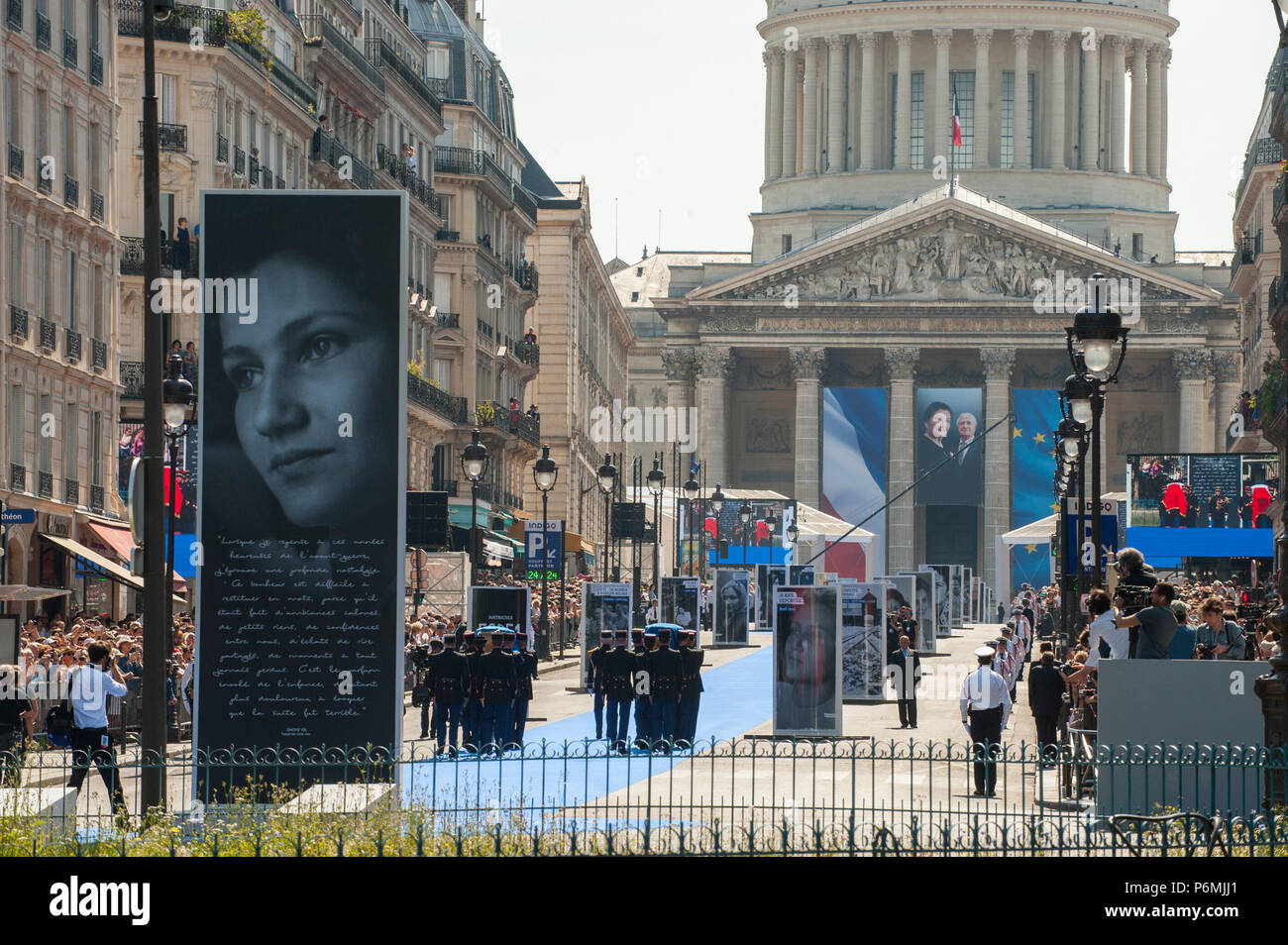 Blick auf den Eingang zum Pantheon während der Beerdigung Zeremonie. Begräbnis im Pantheon der ehemaligen französischen Politiker und Holocaust-Überlebenden Simone Veil und ihr Ehemann Antoine Schleier in Paris. Ehemalige Gesundheitsministerin Simone Veil, der am 30. Juni übergeben, 2017 wurde er Präsident des Europäischen Parlaments und einer der am meisten verehrten Frankreichs Politiker, indem sie sich für das Gesetz 1975 zur Legalisierung der Abtreibung in Frankreich. Stockfoto