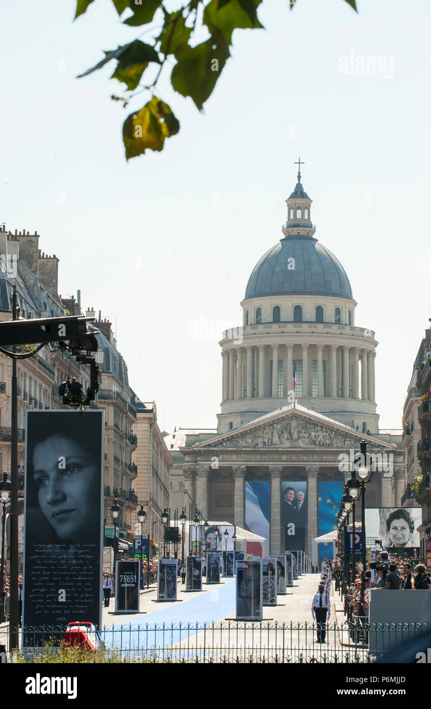 Blick auf den Eingang zum Pantheon während der Beerdigung Zeremonie. Begräbnis im Pantheon der ehemaligen französischen Politiker und Holocaust-Überlebenden Simone Veil und ihr Ehemann Antoine Schleier in Paris. Ehemalige Gesundheitsministerin Simone Veil, der am 30. Juni übergeben, 2017 wurde er Präsident des Europäischen Parlaments und einer der am meisten verehrten Frankreichs Politiker, indem sie sich für das Gesetz 1975 zur Legalisierung der Abtreibung in Frankreich. Stockfoto