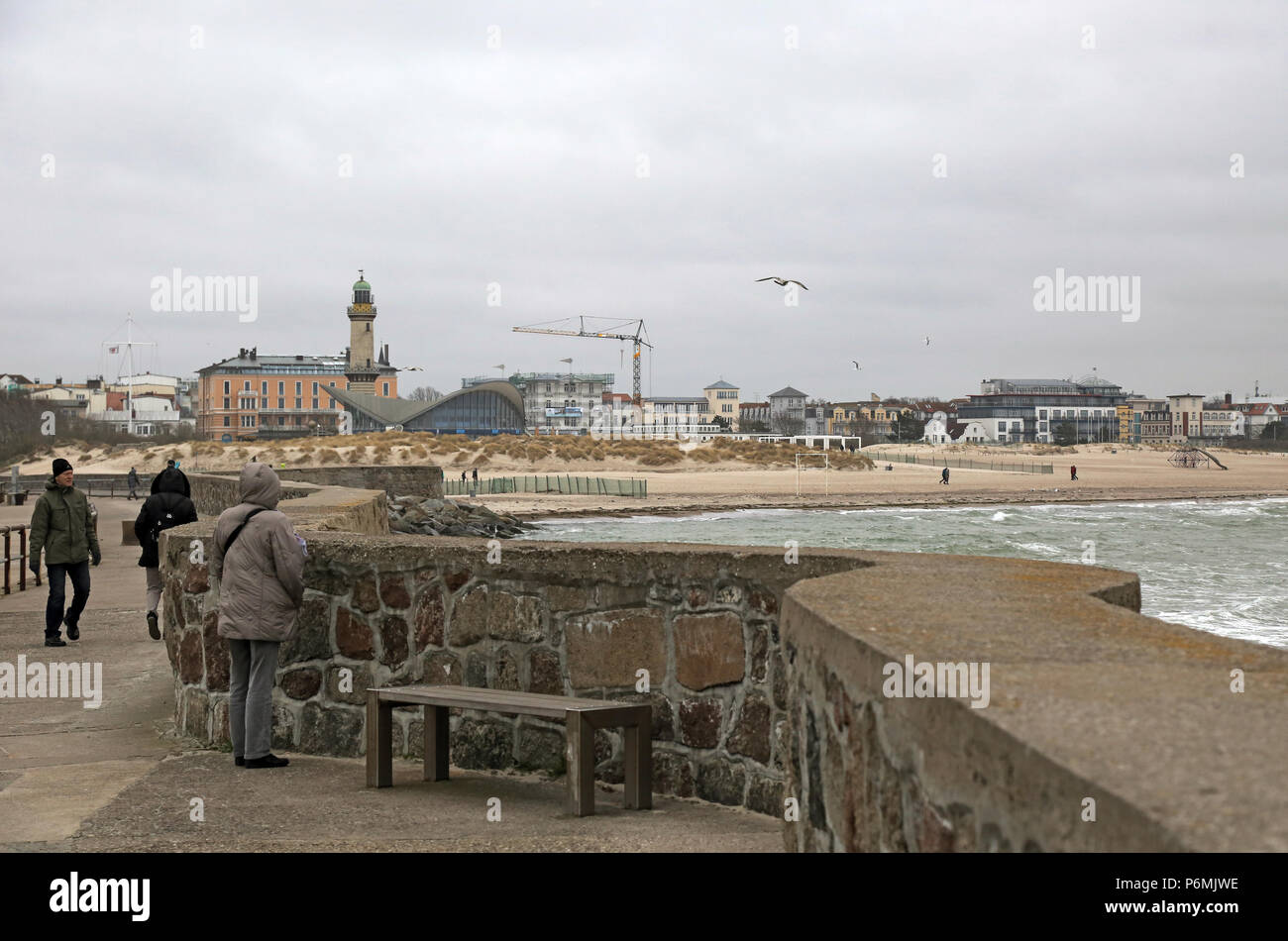 Warnemünde, Menschen auf der Westmole mit Blick auf den Leuchtturm und die Teekanne Stockfoto