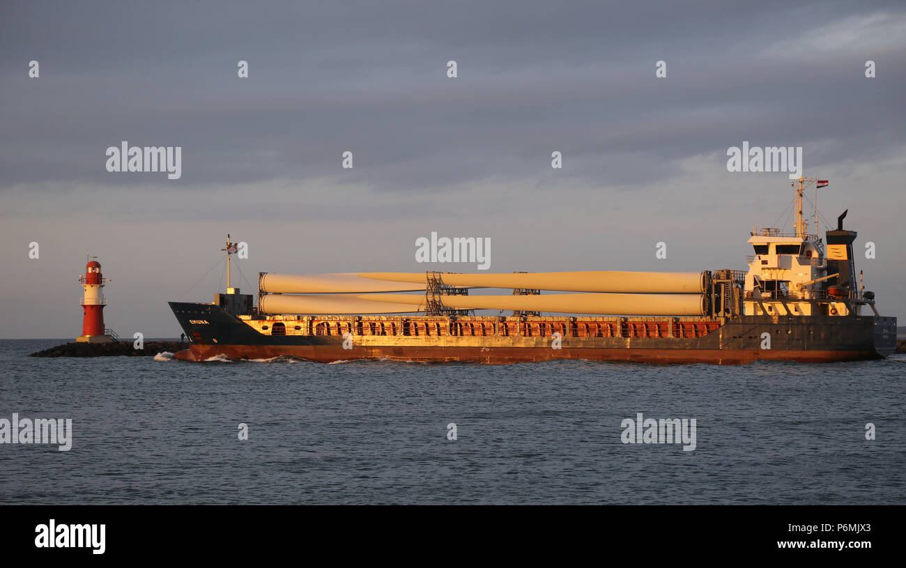 Warnemünde Frachtschiff bringt Teile einer Windkraftanlage Stockfoto