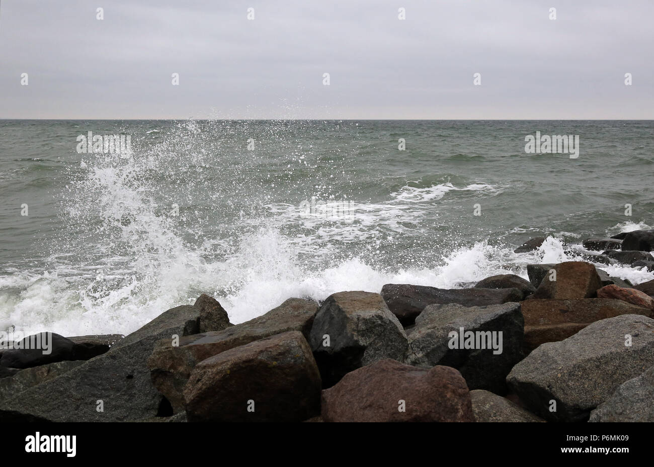 Warnemünde, Wellen, die auf den Felsen brechen Stockfoto