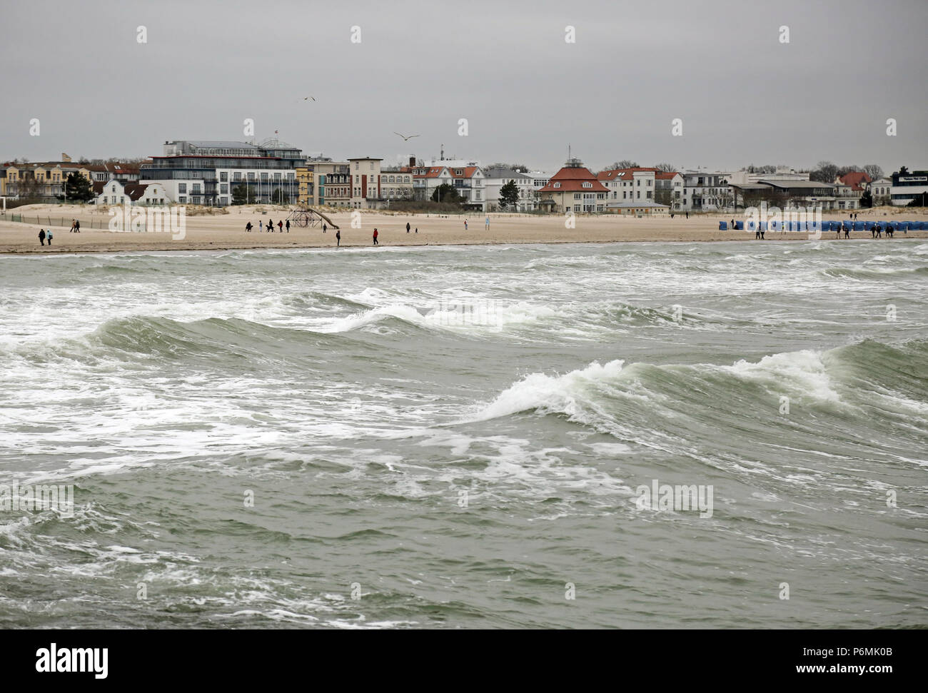 Warnemünde, Wellen auf der Ostsee Stockfoto