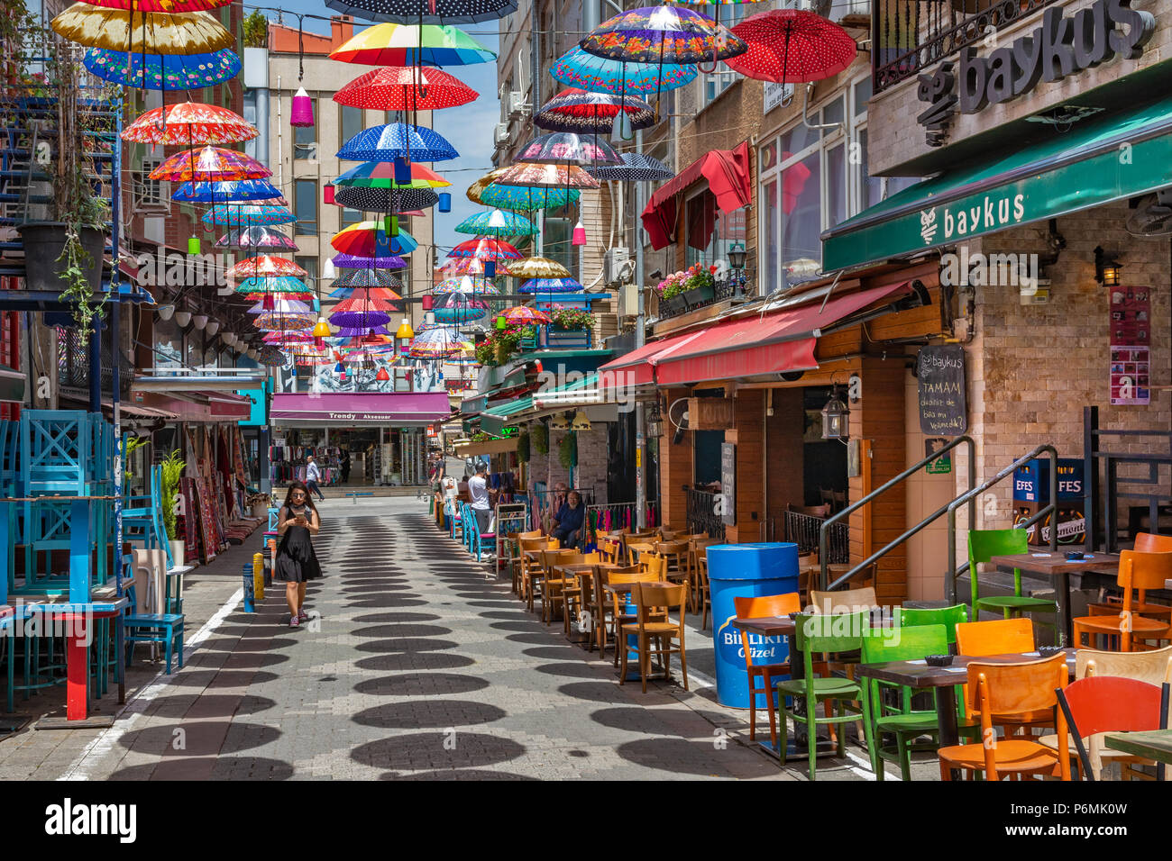 Sonnenschirme dekoriert Straße im Stadtteil Kadiköy Istanbul, Türkei
