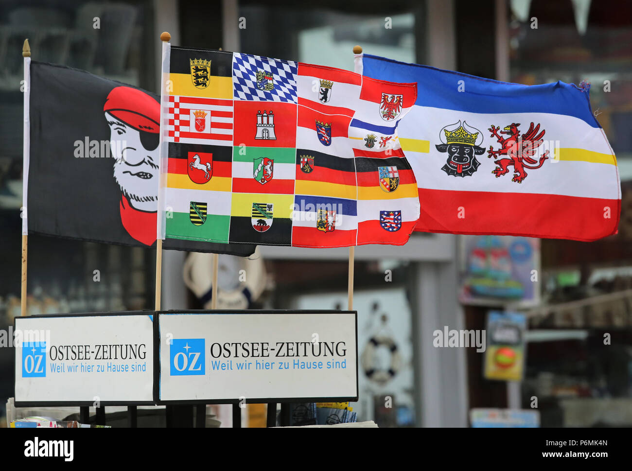 Warnemünde, Piratenflagge, Flagge Mecklenburg-Vorpommern und Flagge des Deutschen Bundelaender Stockfoto