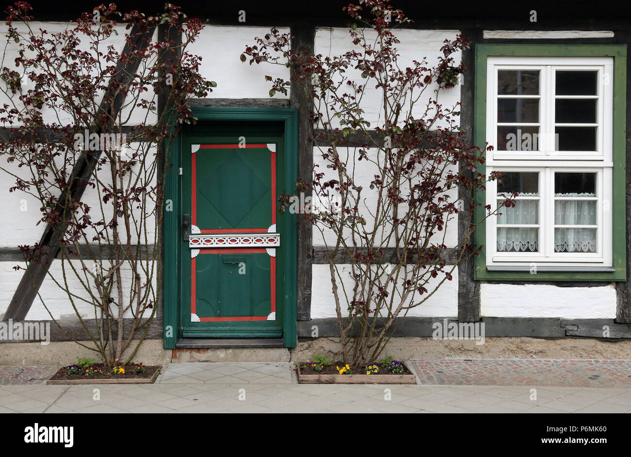 Warnemünde, Tür und Fenster eines Fachwerkhauses in der Alexandrinenstrasse Stockfoto