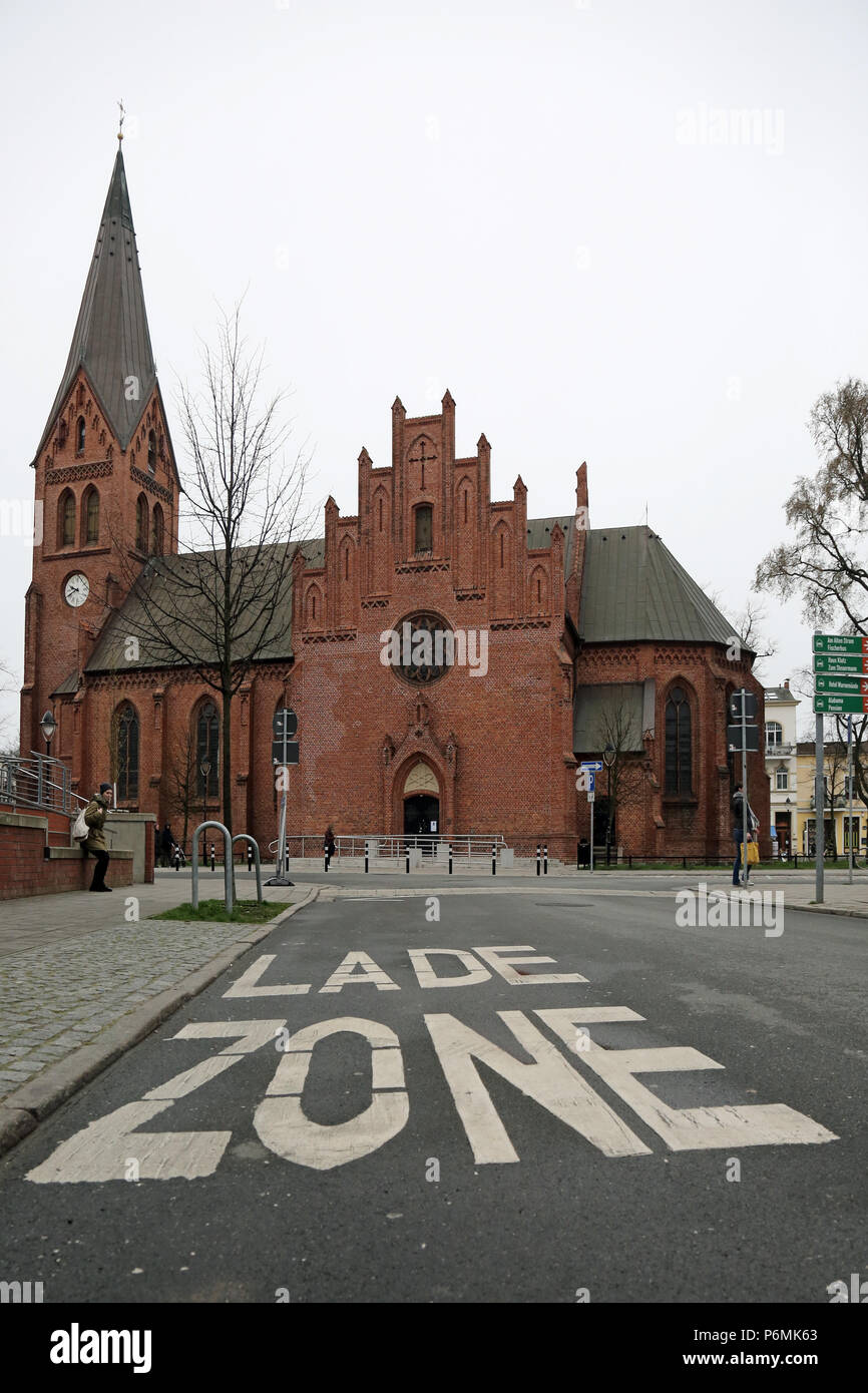 Warnemünde, Ladezone vor der Kirche der lutherischen Pfarrei Warnemünde Stockfoto