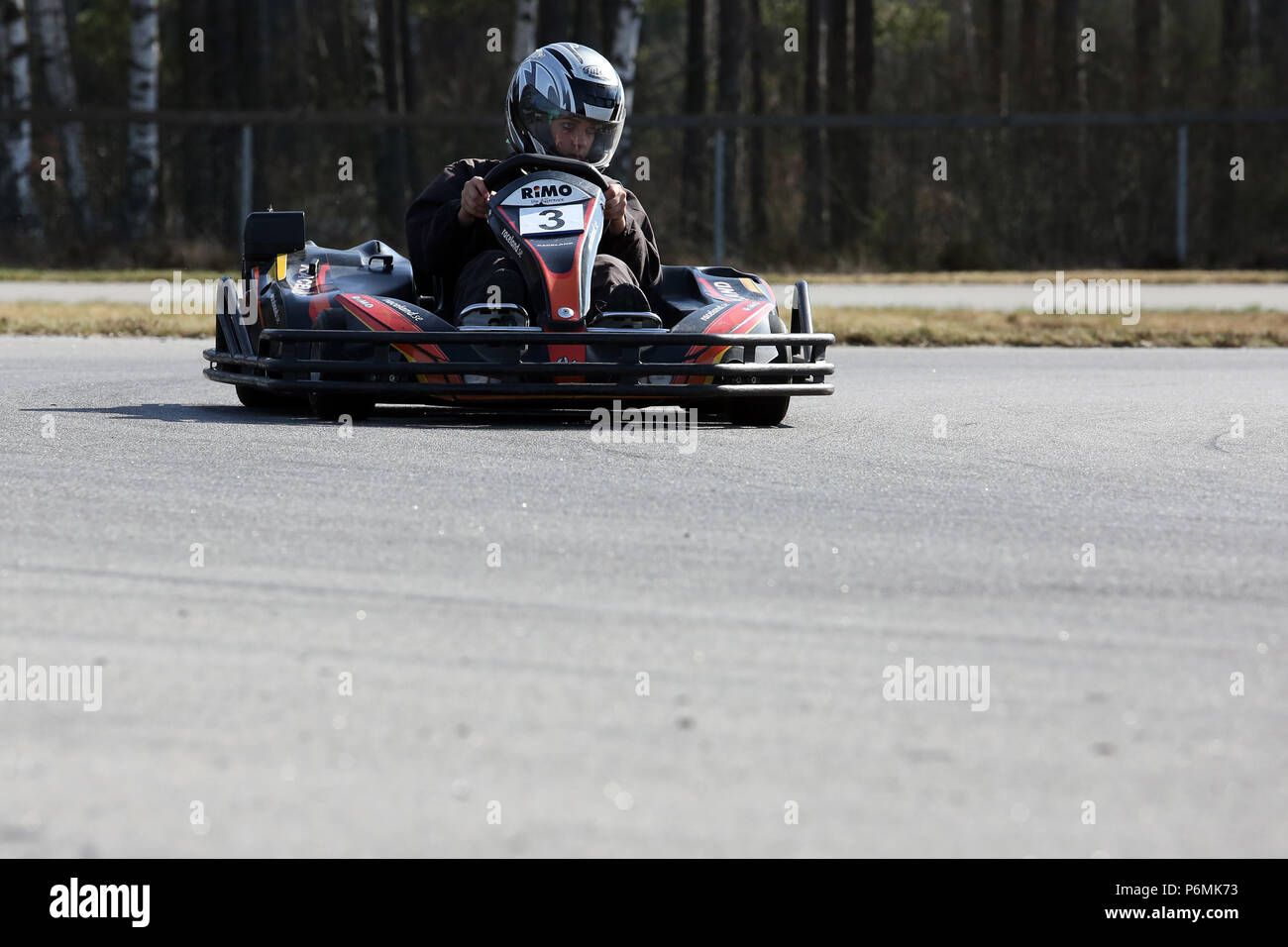 Hovmantorp, Schweden, Teenager fährt Kart Stockfoto