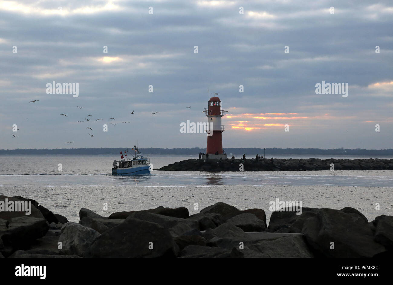 Warnemünde, Fischerboot in der Morgendämmerung am östlichen Pier Stockfoto