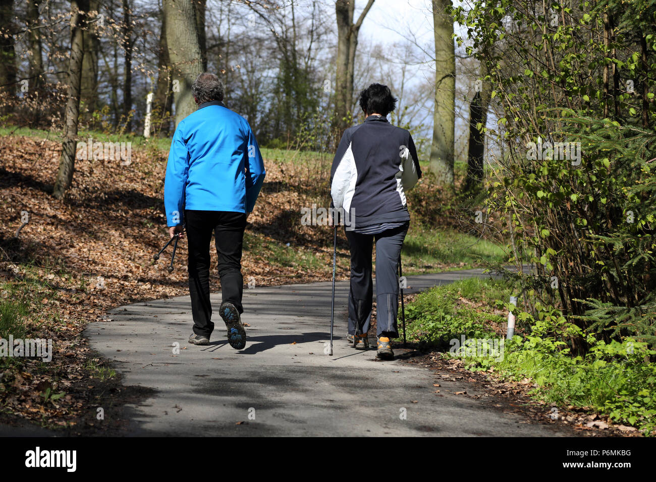 Melbeck, Deutschland - Mann und Frau auf Nordic Walking Stockfoto