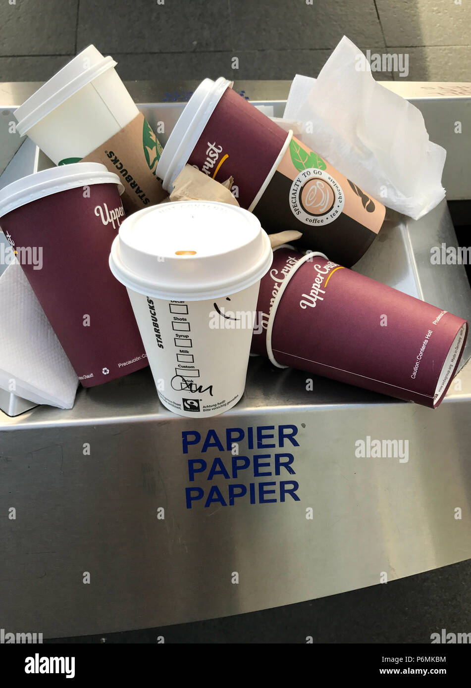 Melbeck, Deutschland - leere Kaffeetassen in einem Müllcontainer Stockfoto