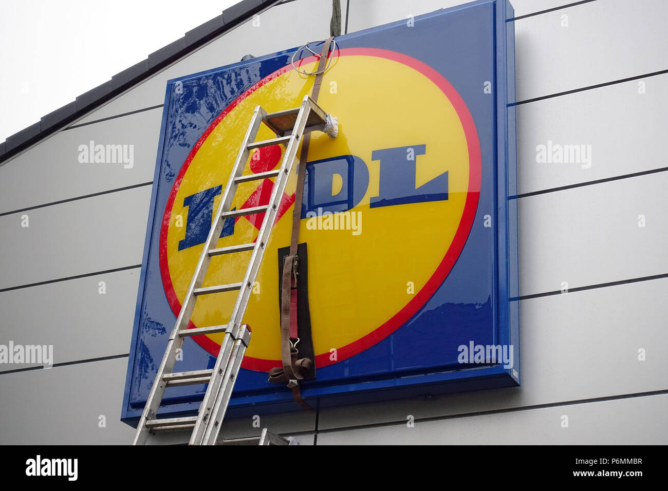 Berlin, Deutschland, Gesellschaft Zeichen der Discounter Lidl an der Fassade eines Store montiert ist Stockfoto