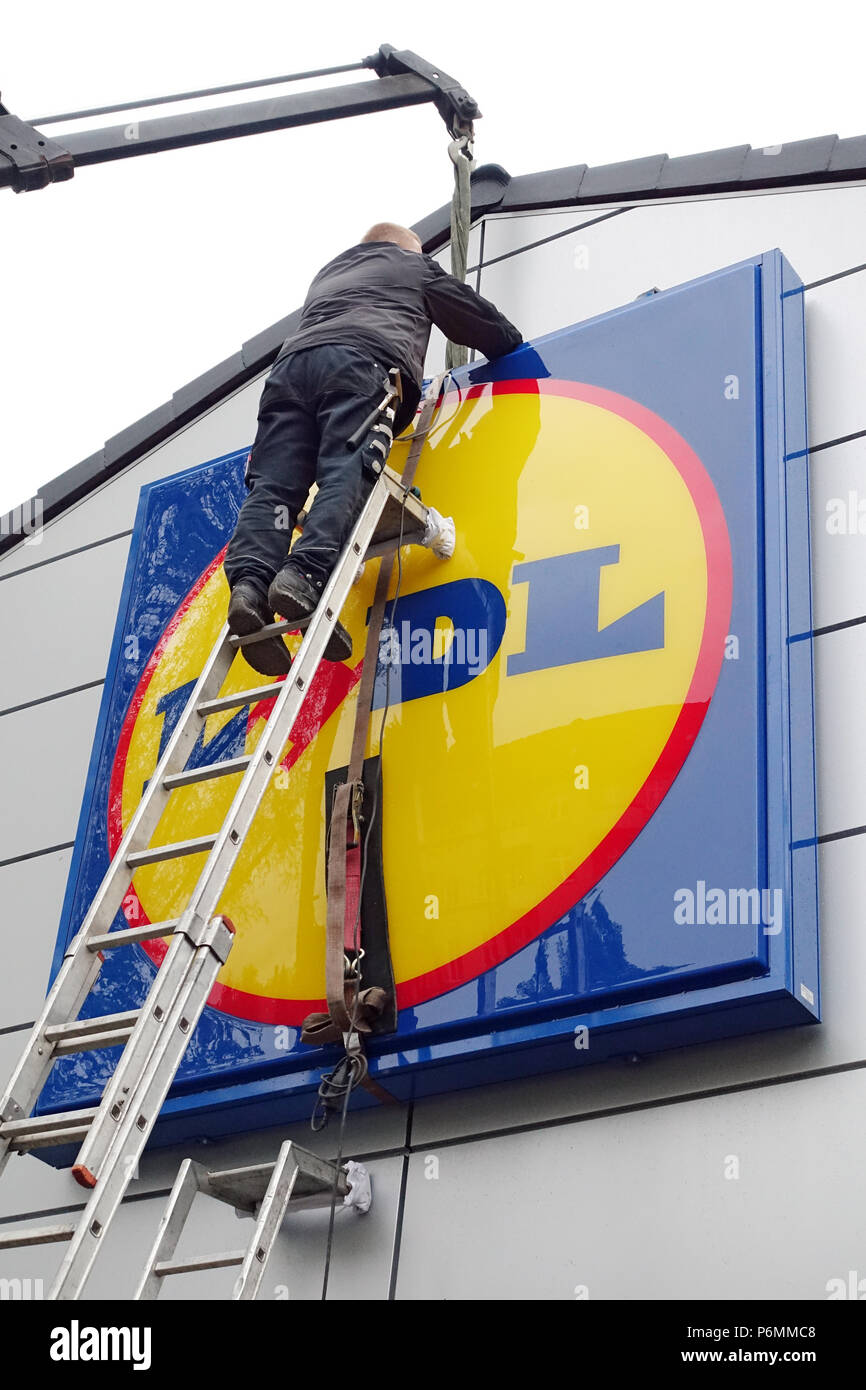 Berlin, Deutschland, Gesellschaft Zeichen der Discounter Lidl an der Fassade eines Store montiert ist Stockfoto