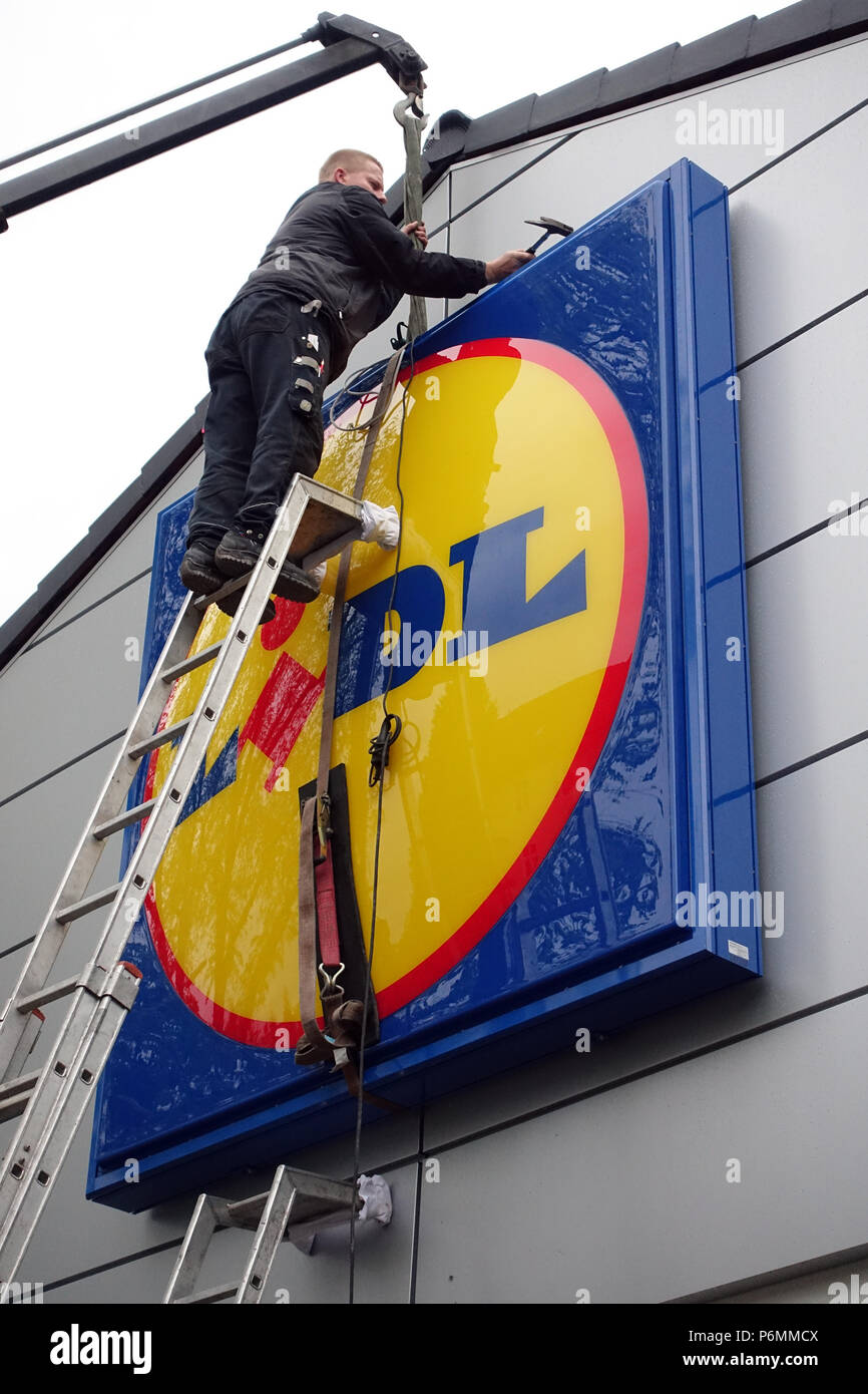 Berlin, Deutschland, Gesellschaft Zeichen der Discounter Lidl an der Fassade eines Store montiert ist Stockfoto
