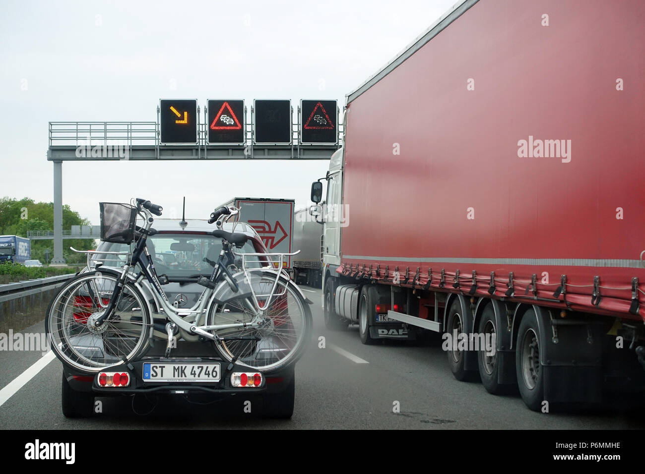 Michendorf, Deutschland, LKW-Stau auf der A10 in Richtung Süden Stockfoto