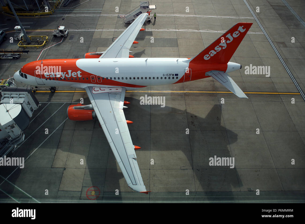 London, Vereinigtes Königreich, Airbus A319 von easyJet am Terminal der Flughafen London Gatwick im Besitz Stockfoto