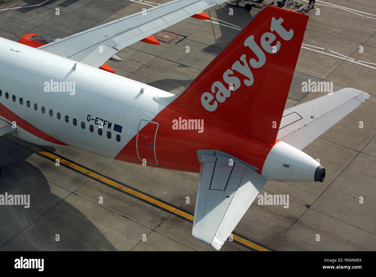 London, Vereinigtes Königreich, hinterer Flügel des Airbus A319 der Fluggesellschaft easyJet Stockfoto