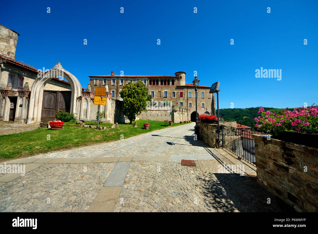 Das Schloss der Grafen Incisa di Camerana in Verkauf San Giovanni, in der Nähe von Ceva, in den Langhe Region, Provinz Cuneo, Piemont, im Nordwesten Italiens. Stockfoto
