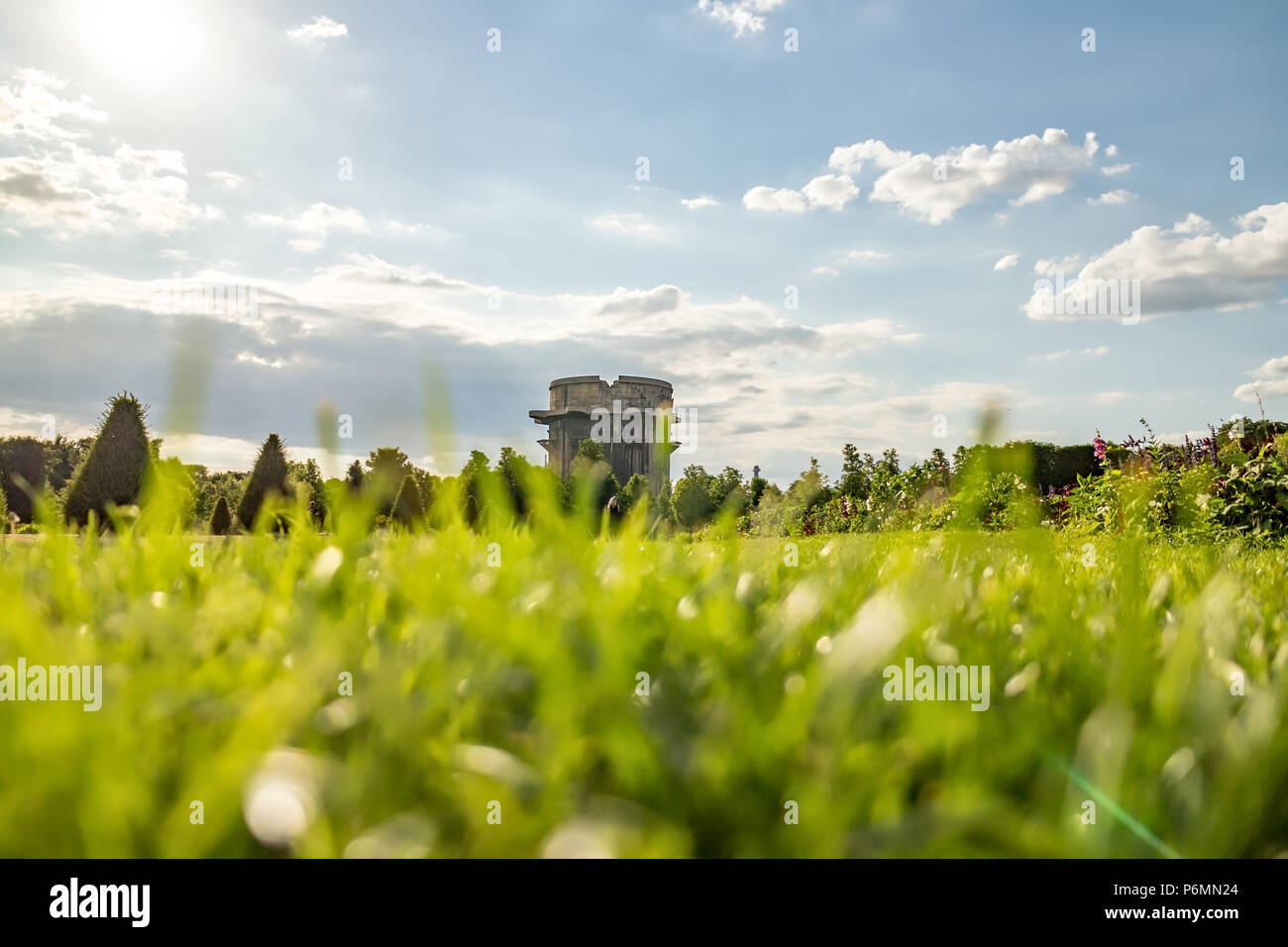 Wien Österreich. 18. Juni 2018 in Wien Flak-Tower Ausgarten Park. WW2 faschistischen anti-aircraft Tower in Wien. Stockfoto