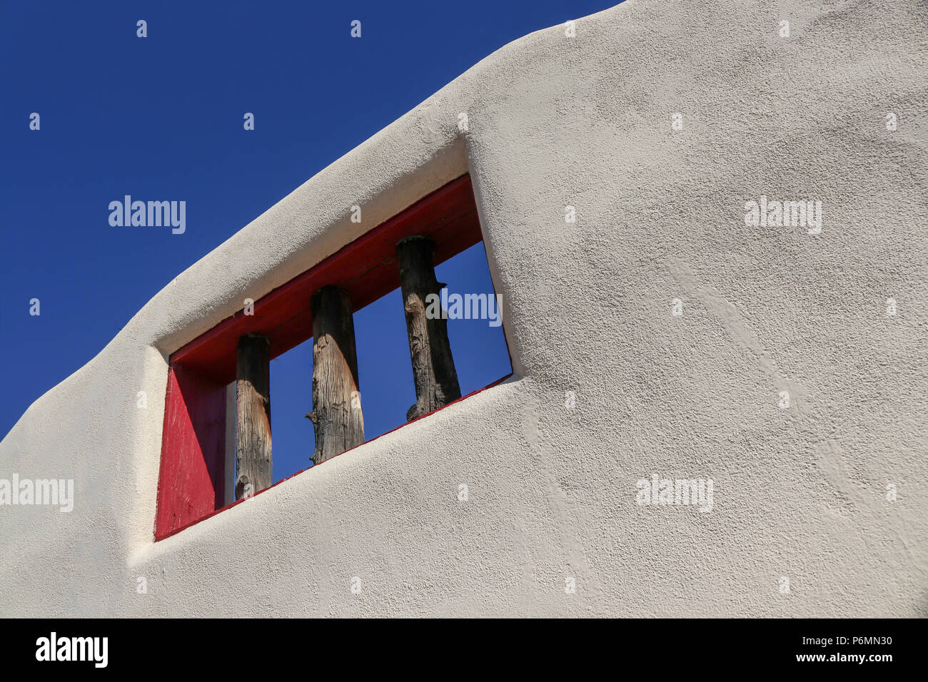 Dieses White adobe Mauer gegen den strahlend blauen Himmel ist ein schönes Foto von der Architektur in Albuquerque, New Mexico Stockfoto