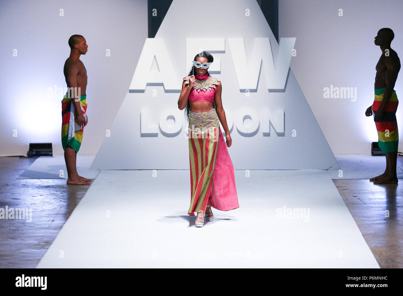 London, UK, August 2014, TIR Fashion House präsentiert ihre neue Kollektion in Afrika Fashion Week London 2014. Mariusz Goslicki/Alamy Stockfoto
