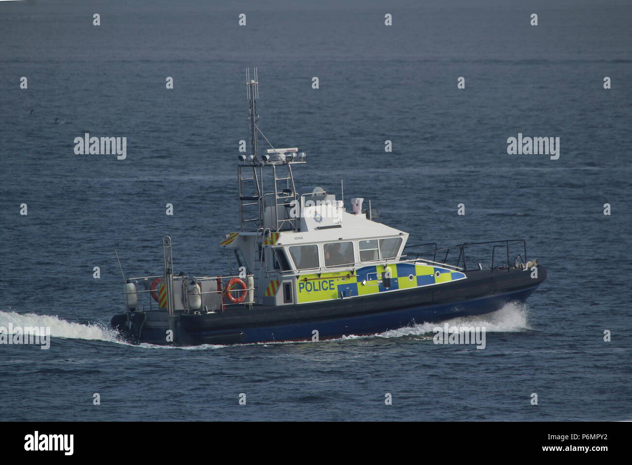 MDP Iona, einer Insel-Klasse starten, indem das Ministerium der Verteidigung Polizei betrieben, Begleitung der Französischen Marine Fregatte FS Primauguet bei einem Besuch in Faslane protestiert hat. Stockfoto
