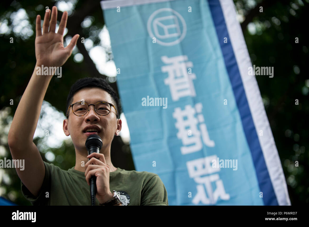 Ein Foto, das demosisto Nathan Recht während eines Protestes in Hongkong, China. 1. Juli 2018. Nach Angaben der Veranstalter über 50000 nehmen an der Straße von Hong Kong zu melden Sie in der jährlichen Demonstration, die in diesem Jahr 21 Jahre nach der Übergabe von der englischen Herrschaft in China. Jedes Jahr zehn Tausend auf die Straße an diesem Tag über die Themen in die Politik der Regierung zu protestieren, die von Regierungsbeamten zu Skandalen und das tägliche Leben Probleme, sie sind Ausdruck der hier von der Öffentlichen in diesem jährlichen Demonstration. (Foto von Vernon Yuen/Pacific Press) Stockfoto