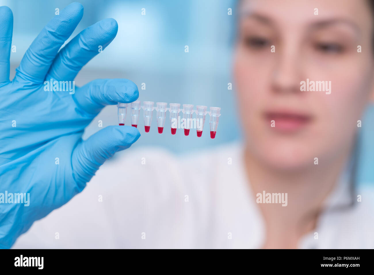 Junge Frau mit der genetischen Forschung im Labor Forschung von Krebserkrankungen Stockfoto