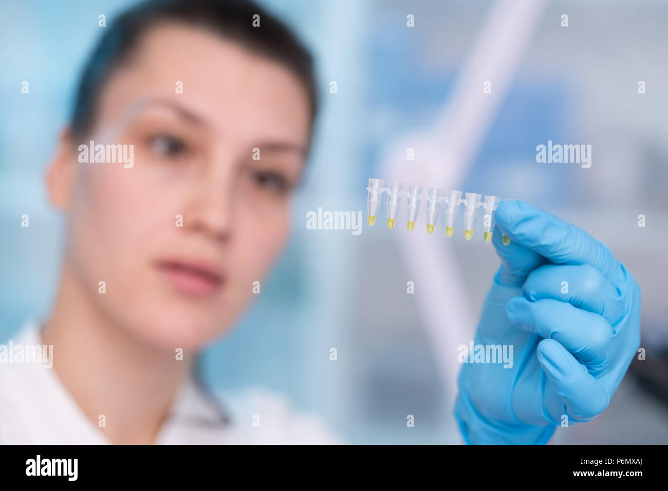 Junge Frau mit der genetischen Forschung im Labor Forschung von Krebserkrankungen Stockfoto