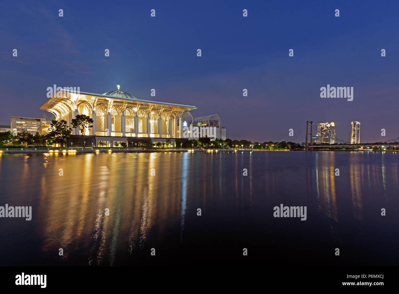 Nacht Tuanku Mizan Zainal Abidin Moschee in Putrajaya, Malaysia. Stockfoto