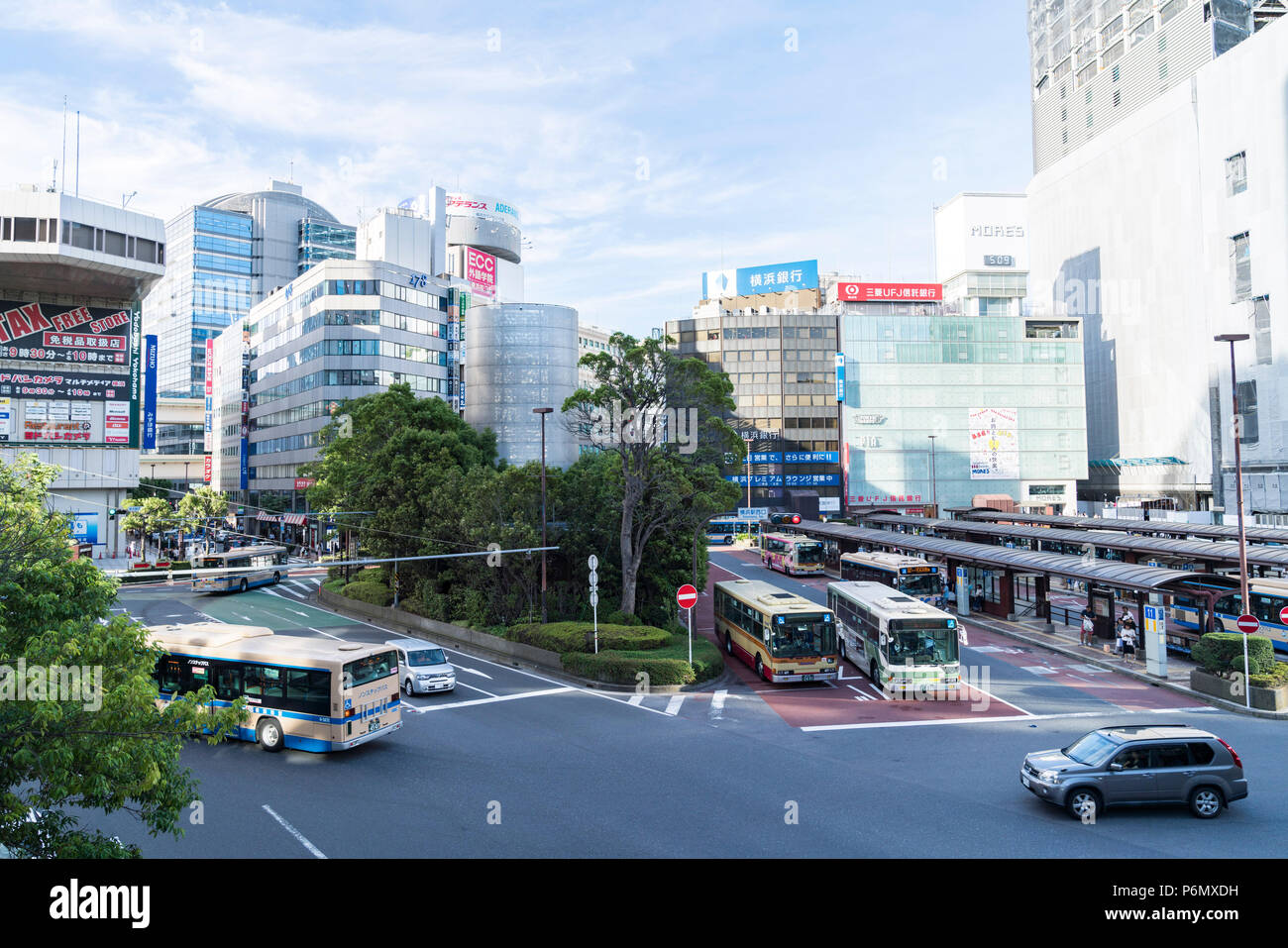 Turm von Wind von dem japanischen Architekten Toyo Ito, Yokohama Station, Nishi-Ku, Yokohama City, Präfektur Kanagawa, Japan. Stockfoto