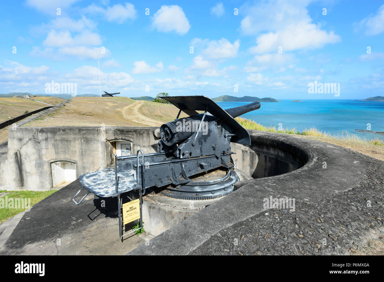 Gun Batterie mit Blick auf die Torres Strait Inseln am Grünen Hügel Fort, Donnerstag Insel, Far North Queensland, FNQ, QLD, Australien Stockfoto