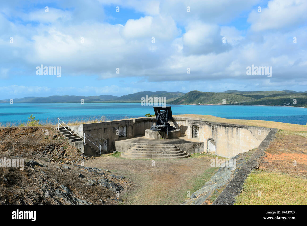 Gun Batterie mit Blick auf die Torres Strait Inseln am Grünen Hügel Fort, Donnerstag Insel, Far North Queensland, FNQ, QLD, Australien Stockfoto