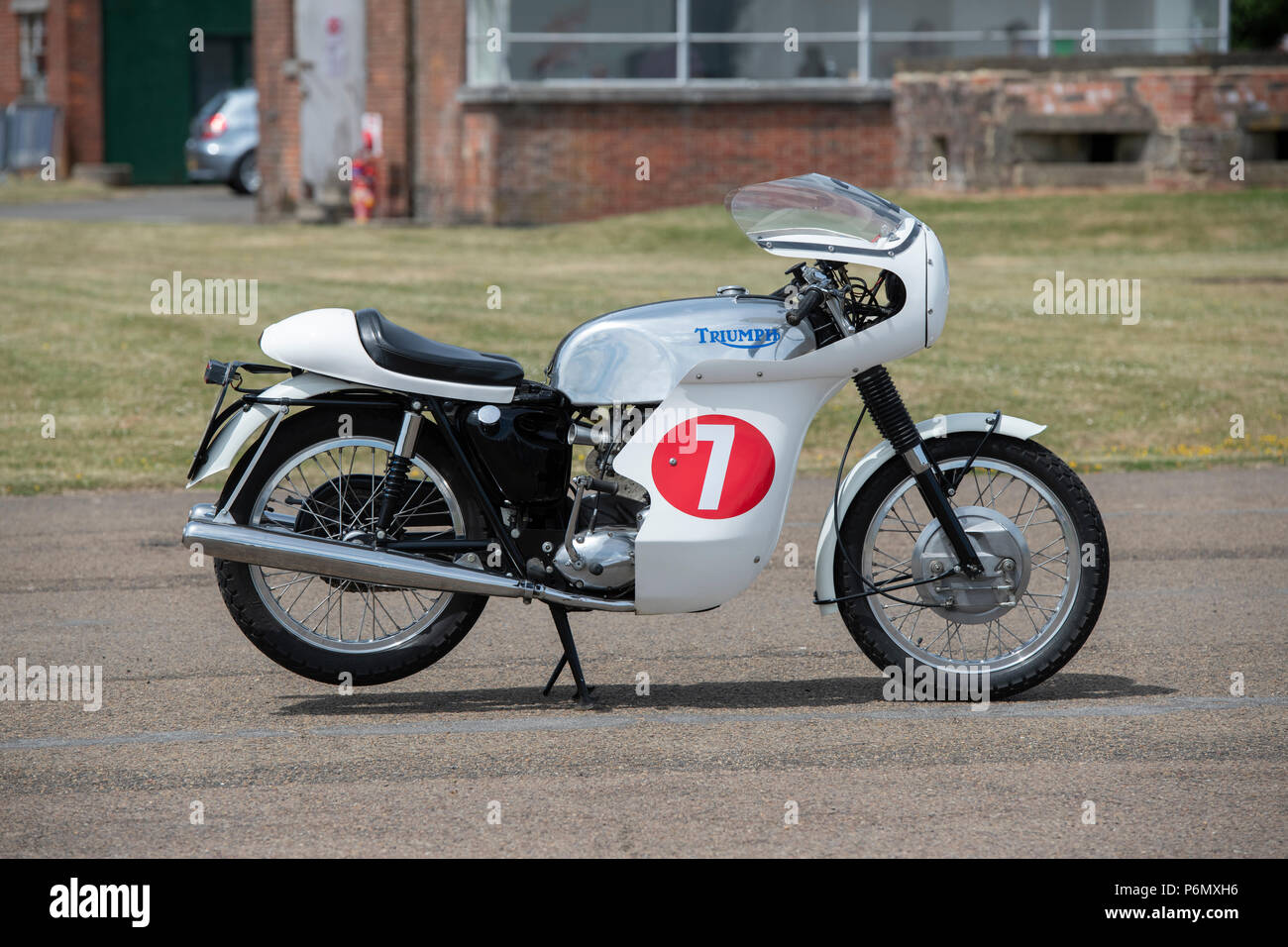 1965 Triumph T120 R Thruxton Motorrad auf der Schwungradseite Festival in Bicester Heritage Center. Oxfordshire, England Stockfoto