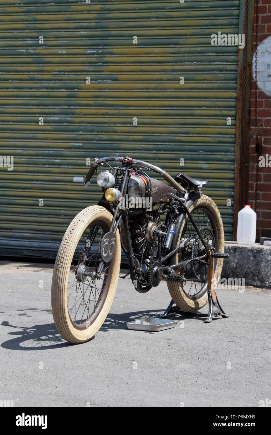 AeroPeu. 1930 Peugeot P50 T oval Board track Racer mit einem skalierten 9 Zylinder radial Aircraft Engine im Bicester Schwungrad Festival. Oxfordshre, Großbritannien Stockfoto