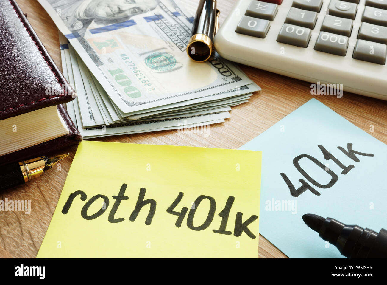 Zwei memo sticks Roth 401k auf einem Schreibtisch. Ruhestand. Stockfoto Zwei memo sticks Roth 401k auf einem Schreibtisch. Ruhestand. Stockfoto