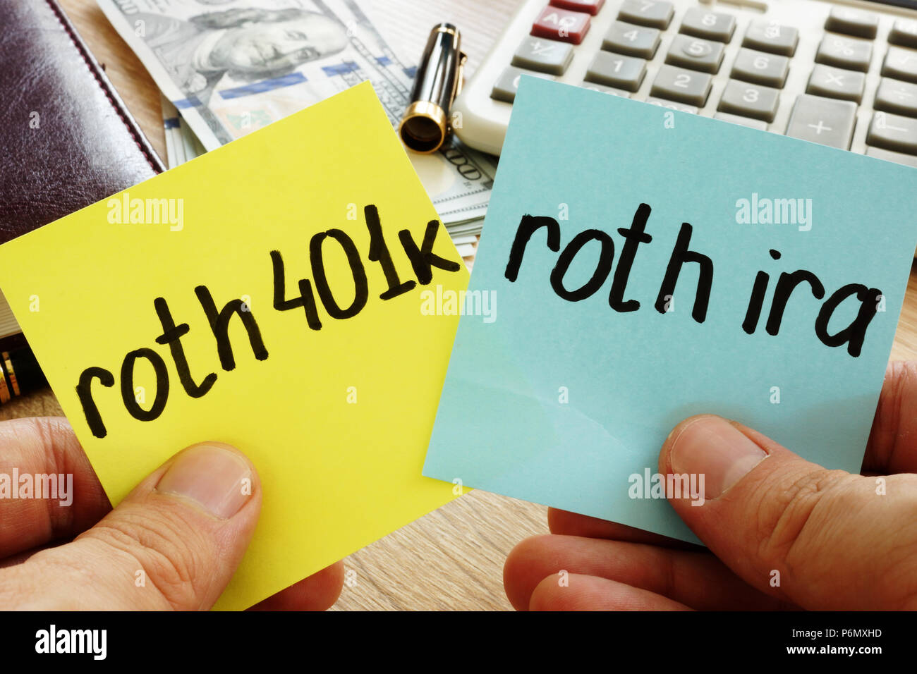 Mann hält Sticks mit Roth 401k vs Roth IRA. Ruhestand. Stockfoto Mann hält Sticks mit Roth 401k vs Roth IRA. Ruhestand. Stockfoto