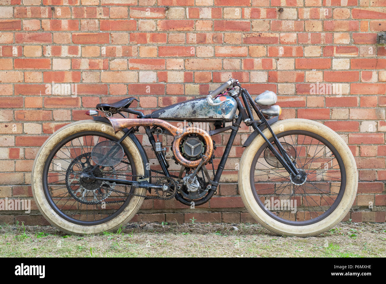AeroPeu. 1930 Peugeot P50 T oval Board track Racer mit einem skalierten 9 Zylinder radial Aircraft Engine im Bicester Schwungrad Festival. Oxfordshre, Großbritannien Stockfoto