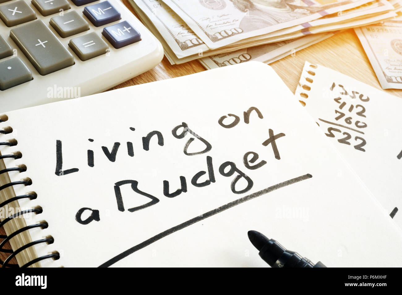 Leben auf einem Budget handschriftlich auf einem Zettel. Home Finanzen. Stockfoto
