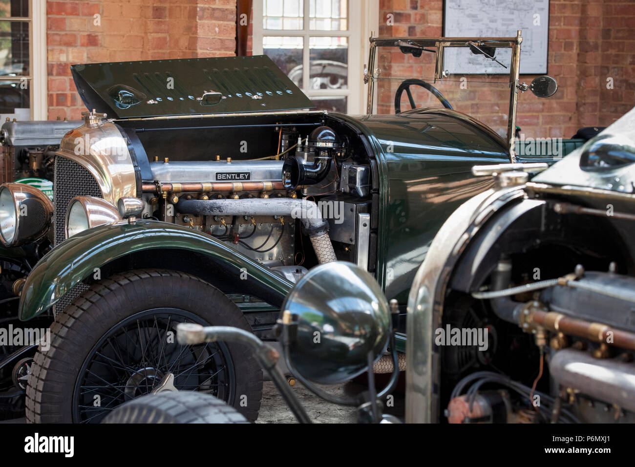 Vintage Bentley Restaurierungswerkstatt im Bicester Heritage Center. Oxfordshire, England Stockfoto